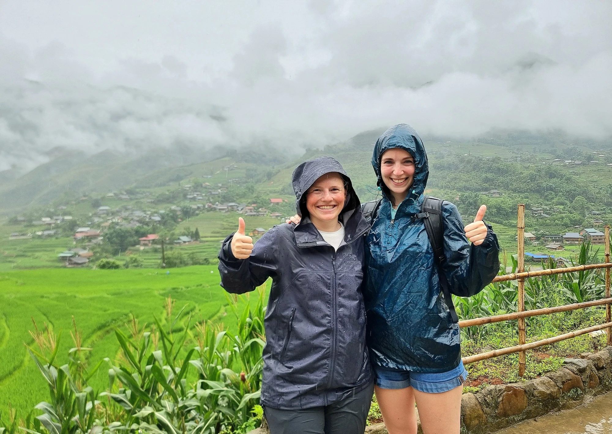 Niềm vui của hai du khách đến từ Đức khi cơn mưa không khiến chuyến khám phá bản Tả Van bớt thú vị.