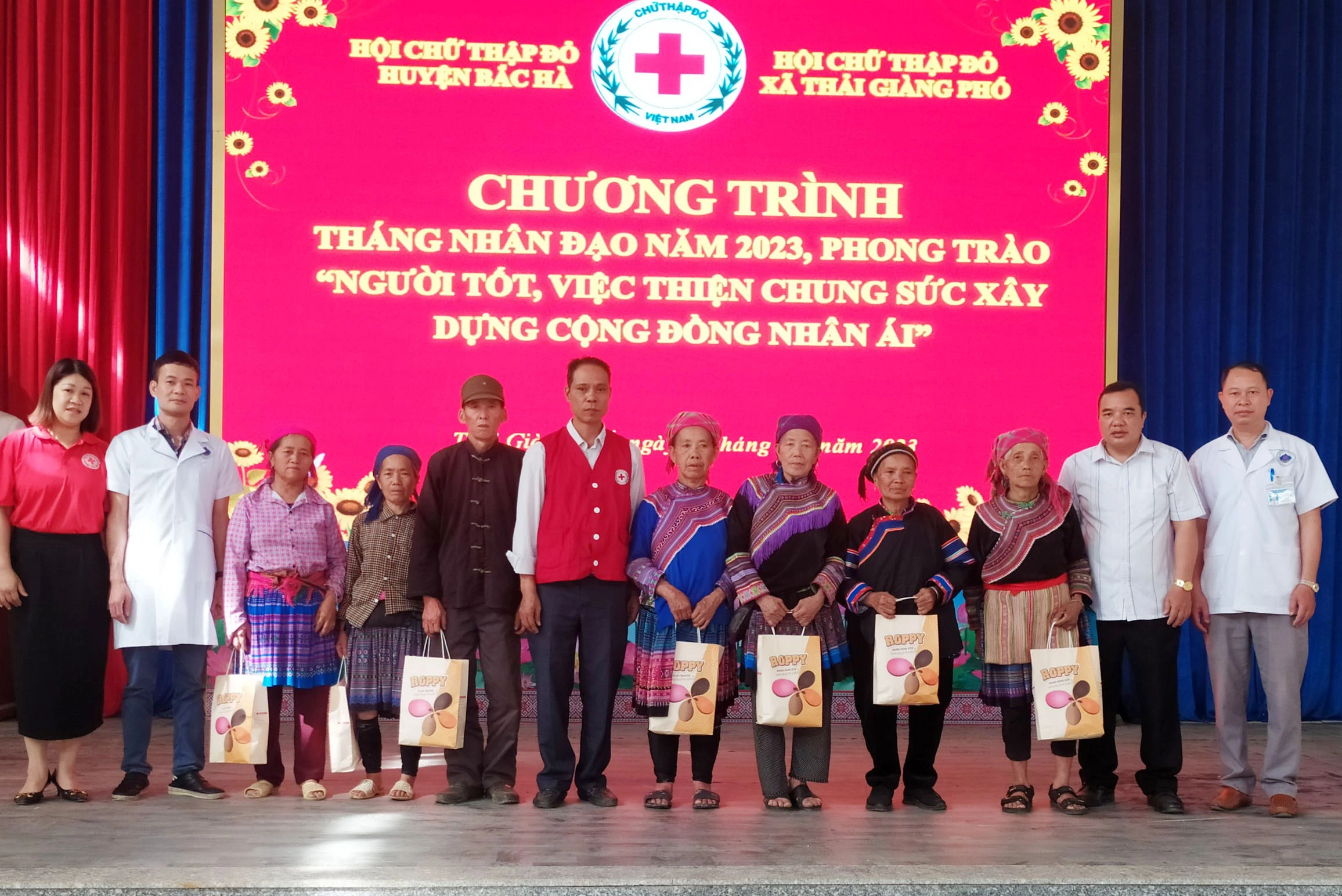 tặng quà các hộ nghèo tại xã Thải Giàng Phố.jpg