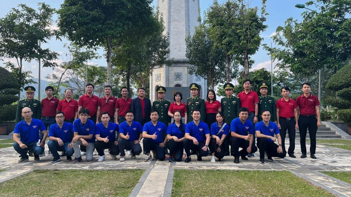 Đoàn viên, thanh niên, cán bộ, người lao động Ngân hàng AGRIBANK, Chi nhánh Hải Dương, Công ty cổ phần Bảo hiểm Ngân hàng Nông nghiệp ABIC Chinh nhánh Hải Phòng, cùng cán bộ BĐBP chup ảnh lưu niệm tại cột cờ Lũng Pô.