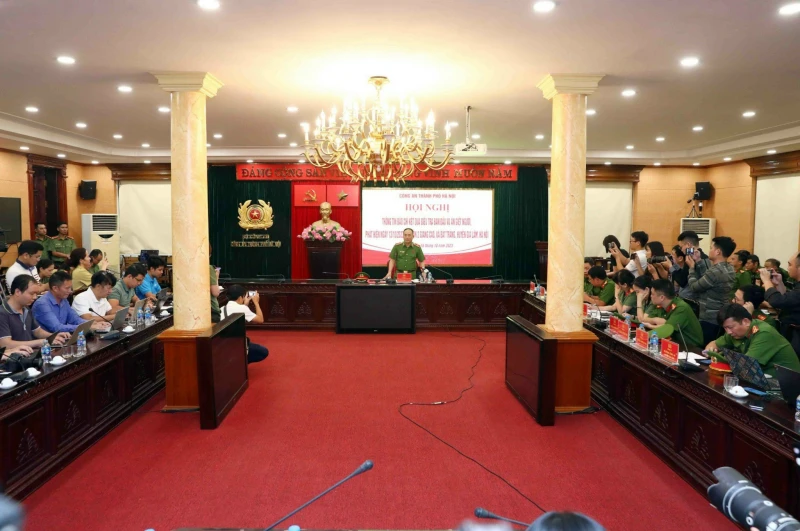 Thiếu tướng Nguyễn Thanh Tùng thông tin vụ án đến các cơ quan báo chí trong chiều 16/10.