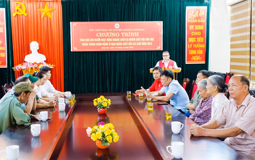 Quang cảnh buổi trao tặng.jpg