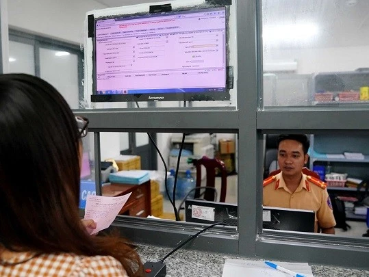 Sau khi bán xe, công dân phải làm thủ tục thu hồi biển số và sẽ được cấp lại khi mua xe mới.