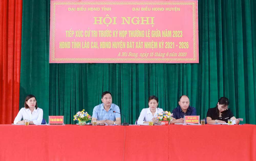 Các ông bà đại biểu HĐND tỉnh, huyện tham gia tiếp xúc cử tri.jpg