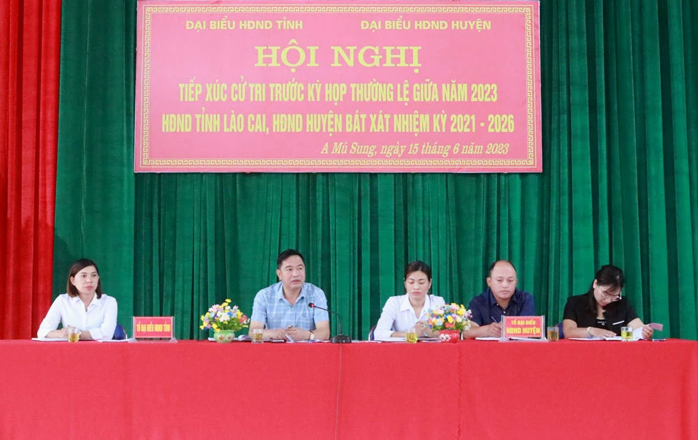 Các ông bà đại biểu HĐND tỉnh, huyện tham gia tiếp xúc cử tri.jpg