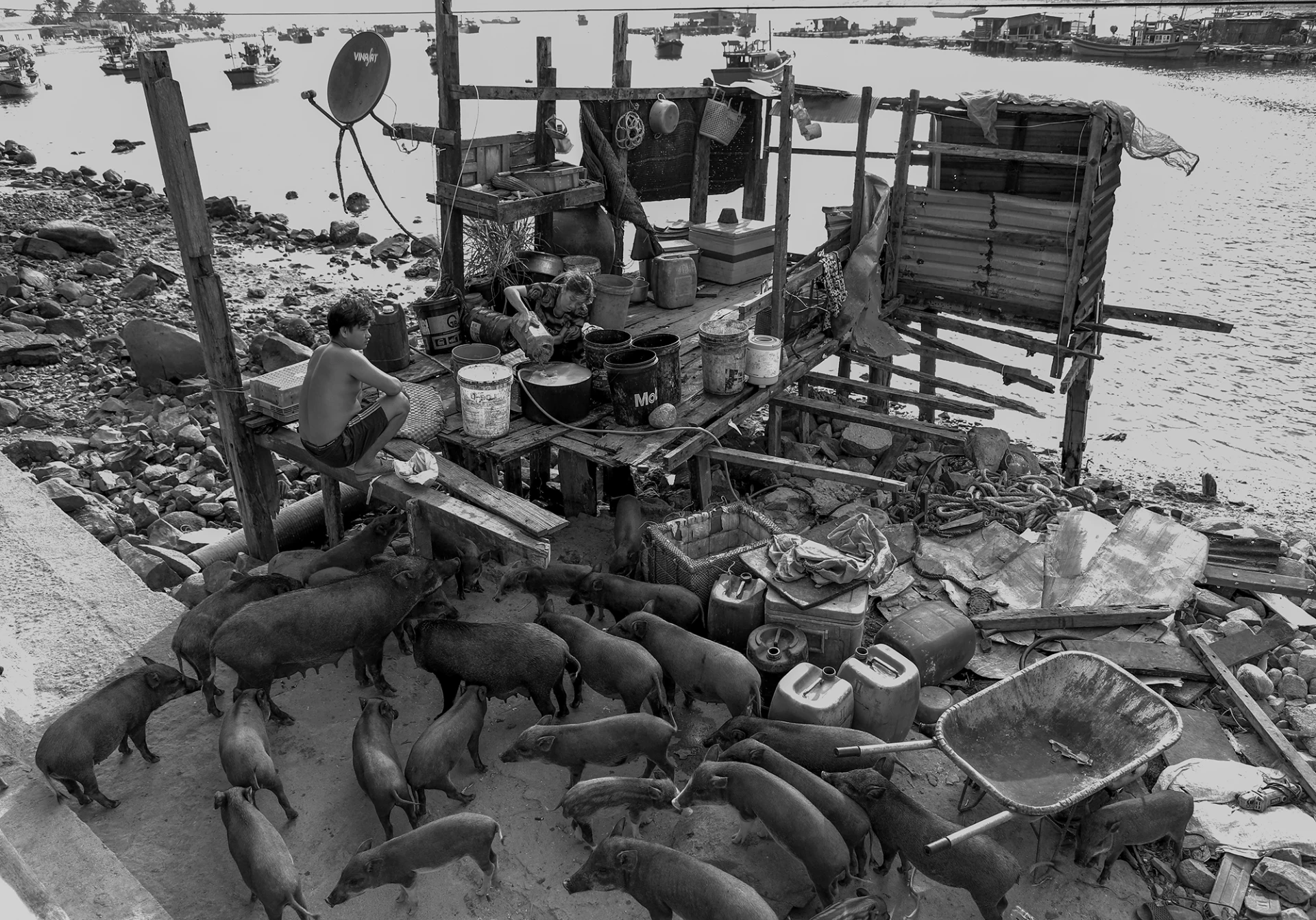 Ngư dân trên đảo tăng gia sản xuất.