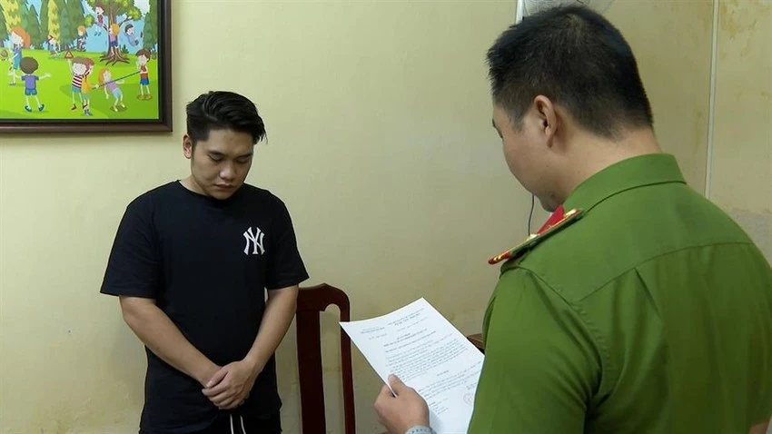 Bị can Tạ Tùng Lâm (tay trái).