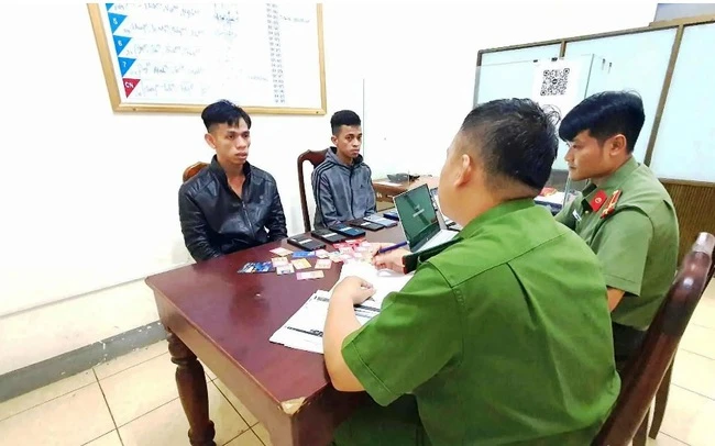 Hai đối tượng Trung và Thọ tại cơ quan điều tra.