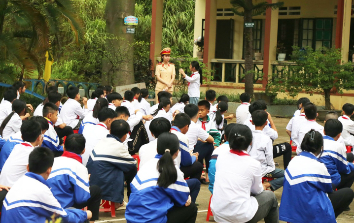 Đẩy mạnh tuyên truyền pháp luật về an toàn giao thông giúp học sinh nâng cao kỹ năng tham gia giao thông an toàn. a1-4-5121.jpg
