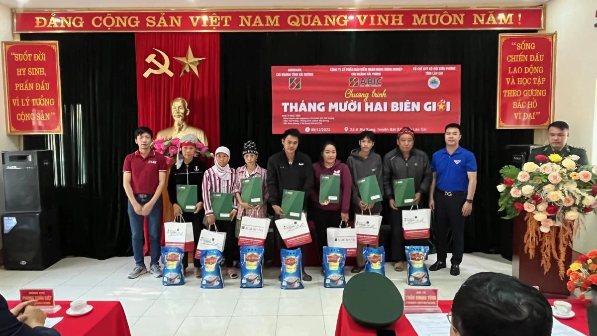 Trao tặng quà cho các hộ gia đình nghèo tại xã Nậm Chạc.