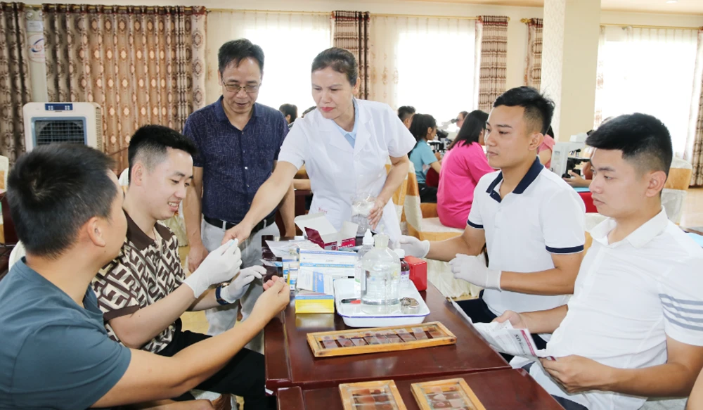 anh 2 tin sot ret.PNG