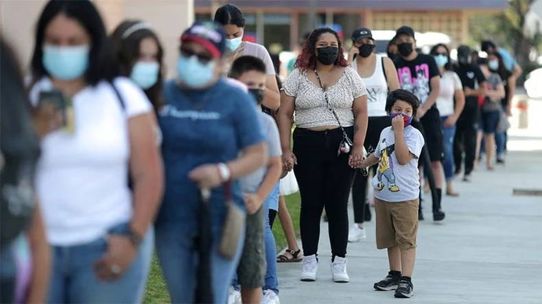 Xếp hàng chờ xét nghiệm Covid-19 tại bang California, Mỹ, ngày 12/8/2021.