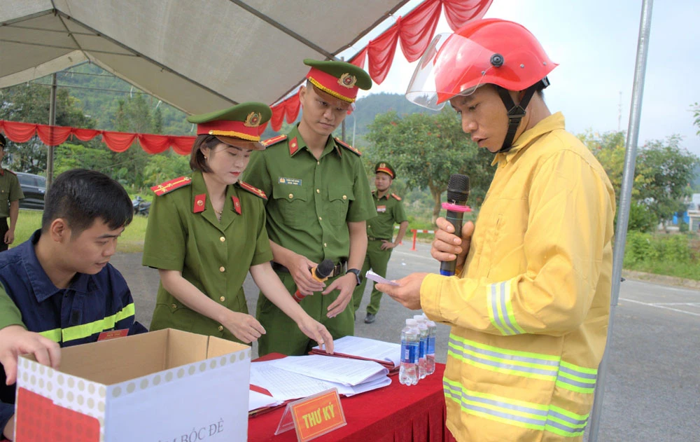 Đại diện đội thi bốc thăm và trả lời câu hỏi lý thuyết.jpg