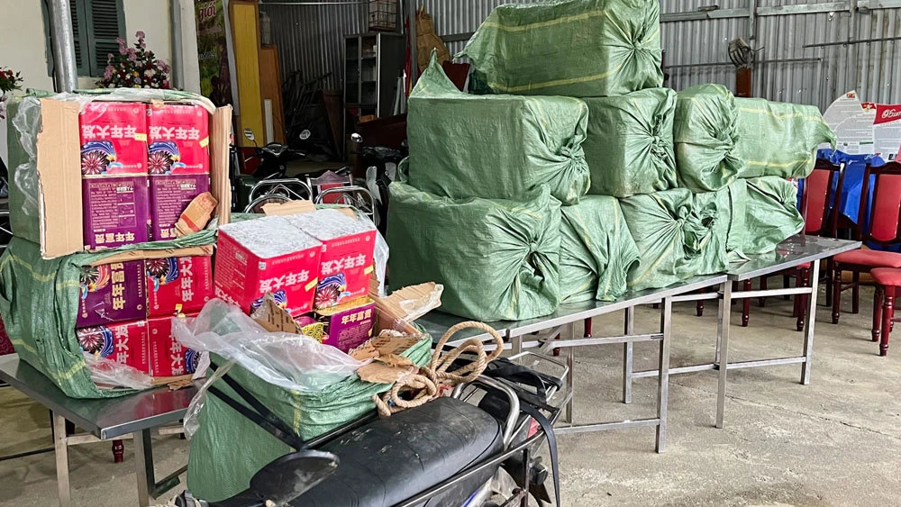 tang vật và xe máy của các đối tượng vận chuyển trái phép hơn 300kg pháo hoa nổ.jpg