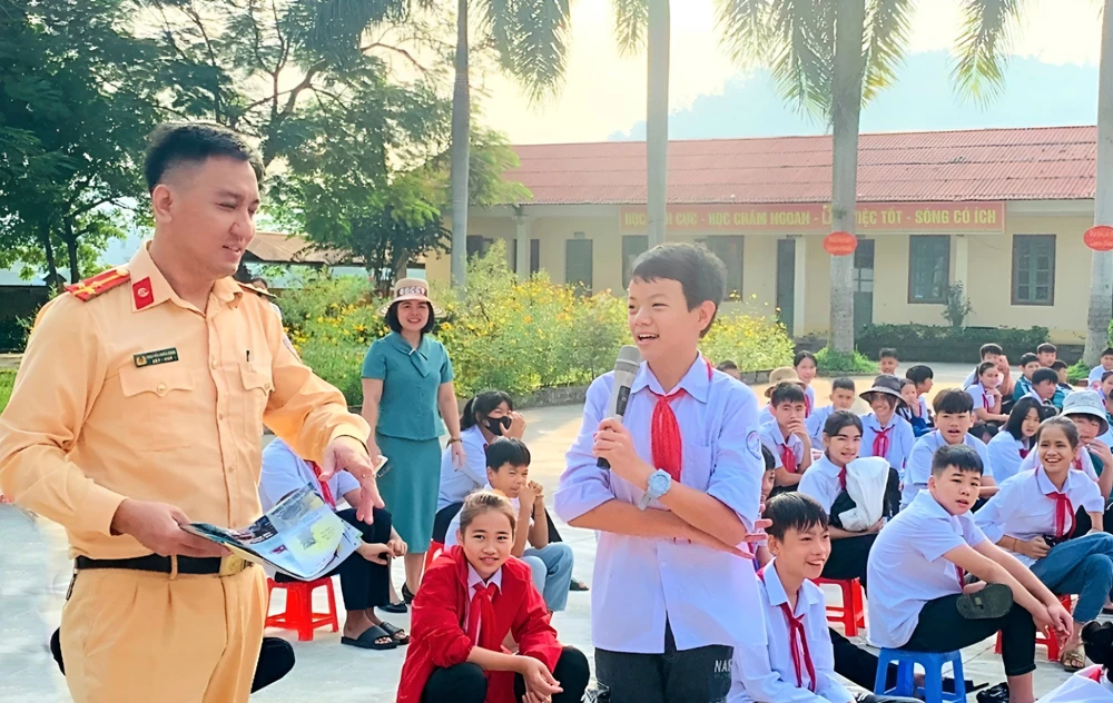 giao lưu các nội dung liên quan đến ATGT, phòng chống ma túy.jpg