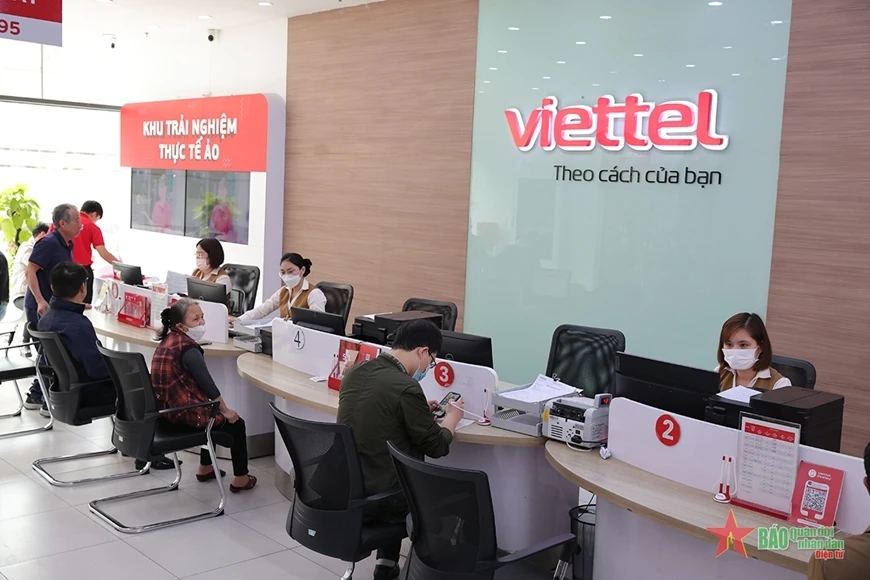 Khách hàng đến cập nhật thông tin cá nhân tại cửa hàng của Viettel.