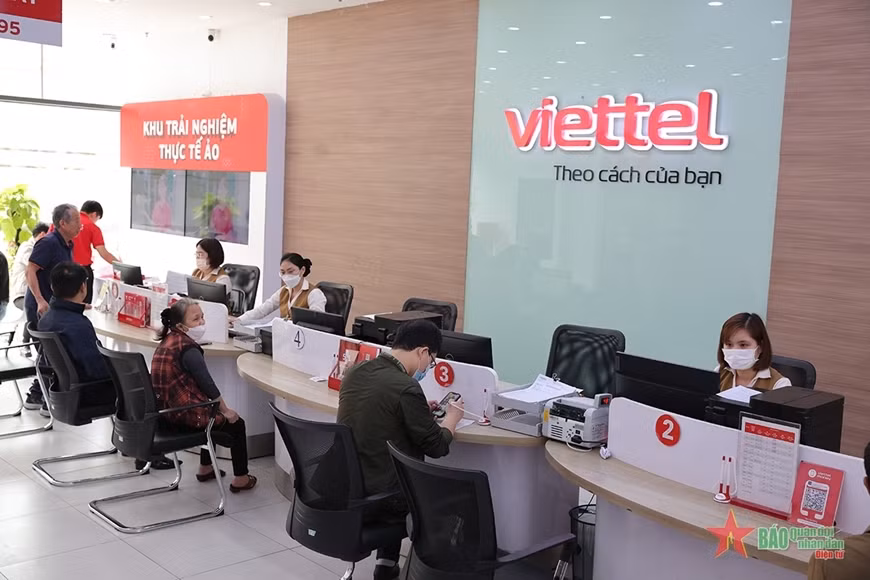 Khách hàng đến cập nhật thông tin cá nhân tại cửa hàng của Viettel.