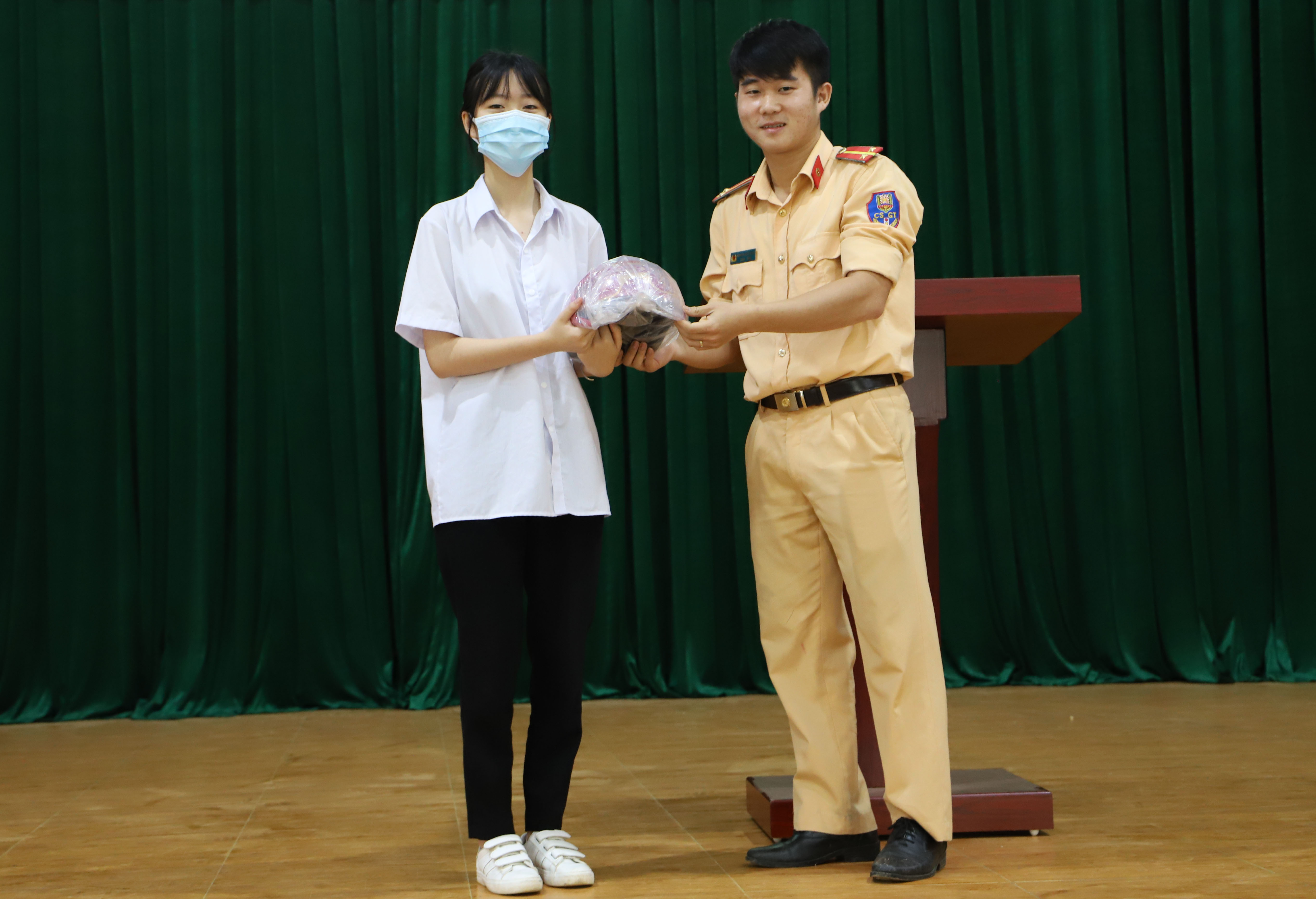 Tặng mũ bảo hiểm cho học sinh có câu trả lời đúng. IMG_3373.JPG