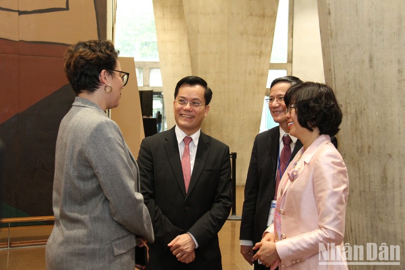 Thứ trưởng Ngoại giao Hà Kim Ngọc và Đại sứ, Trưởng Phái đoàn thường trực Việt Nam bên cạnh UNESCO Lê Thị Hồng Vân trao đổi với đại biểu các nước thành viên tham dự kỳ họp. Thứ trưởng Ngoại giao Hà Kim Ngọc và Đại sứ, Trưởng Phái đoàn thường trực Việt Nam bên cạnh UNESCO Lê Thị Hồng Vân trao đổi với đại biểu các nước thành viên tham dự kỳ họp.