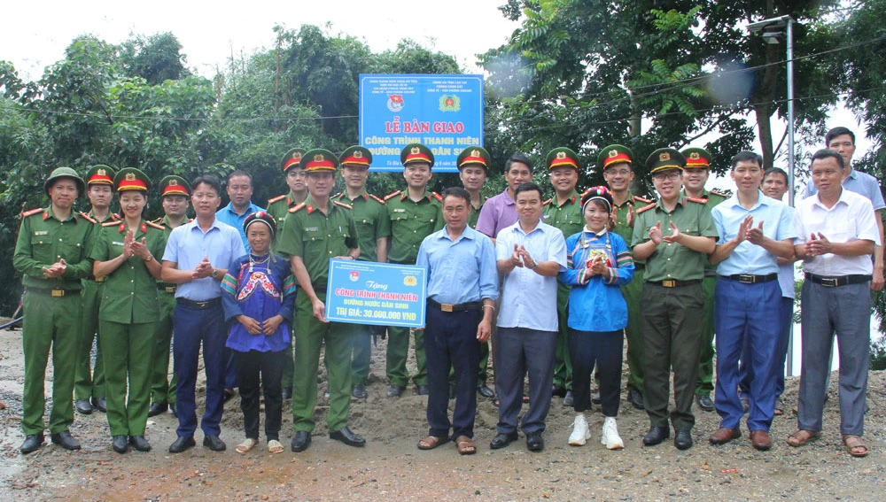 Bàn giao khánh thành nguồn nước sạch cho người dân thôn Sín Pao Chải, xã Tả Gia Khâu, huyện Mường Khương..JPG
