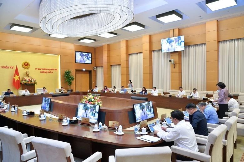 Ủy ban Thường vụ Quốc hội cho ý kiến về dự án Luật Các tổ chức tín dụng (sửa đổi)