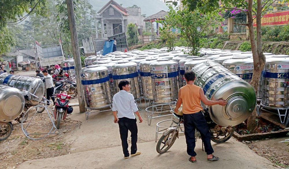 Người dân nhận bồn chứa nước. Người dân nhận bồn chức nước từ nhà cung cấp.jpg