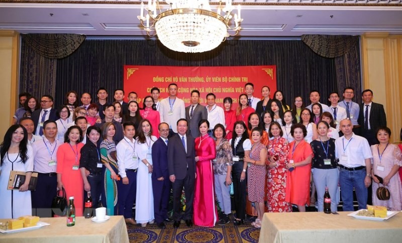 Chủ tịch nước Võ Văn Thưởng và Phu nhân gặp gỡ đại diện cộng đồng Việt Nam tại Áo và châu Âu, tối 23/7 (giờ địa phương). Chủ tịch nước Võ Văn Thưởng và Phu nhân gặp gỡ đại diện cộng đồng Việt Nam tại Áo và châu Âu, tối 23/7 (giờ địa phương).
