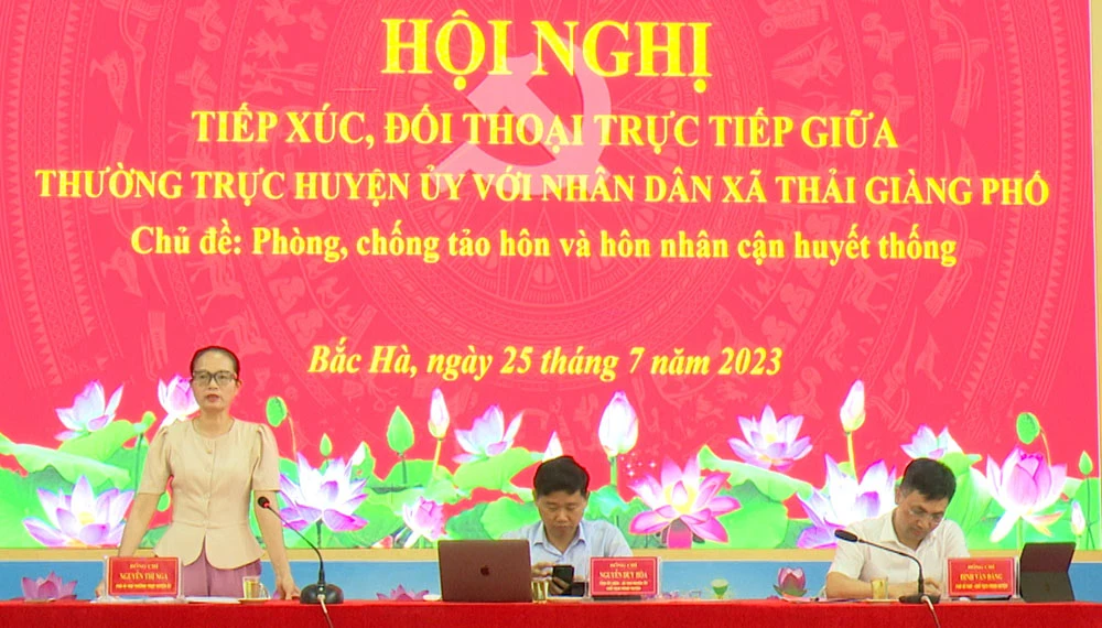 thường trực Huyện ủy Bắc hà tham gia đối thoại trực tiếp với nhân dan.jpg