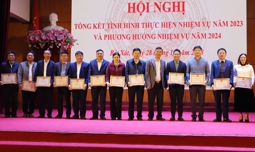 Tặng Giấy khen cho các tập thể, cá nhân đạt thành tích xuất sắc trong năm 2023. 03-2716.jpg