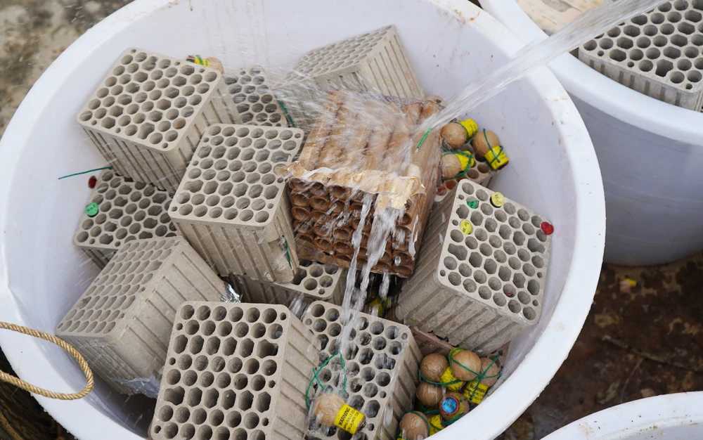 Toàn bộ số pháo nổ và pháo hoa nổ được ngâm nước để làm thay đổi tình trạng ban đầu.JPG