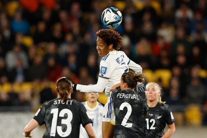 Cú bật nhảy đánh đầu thành của Sarina Bolden...