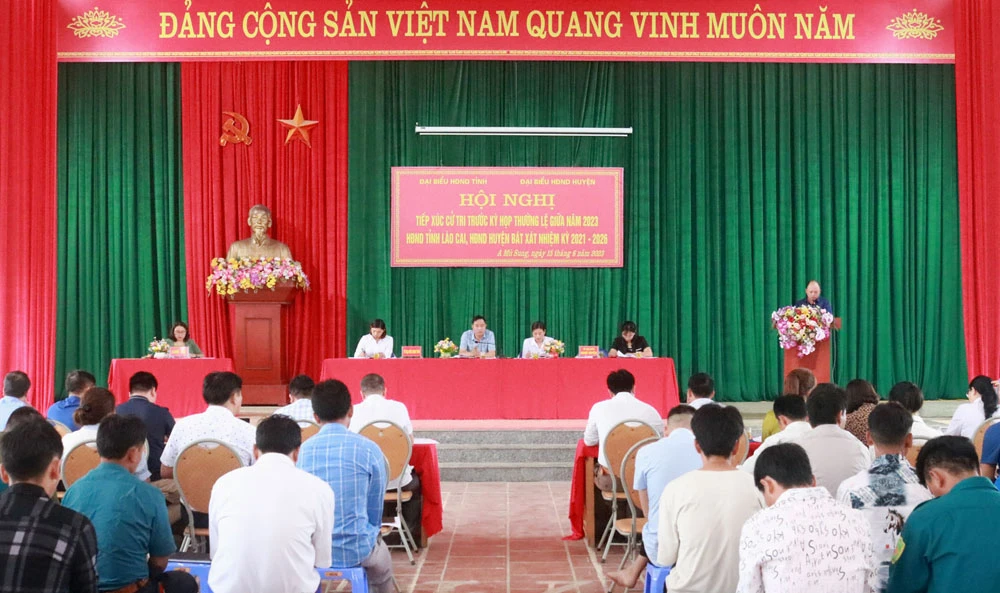 Quang cảnh buổi tiếp xúc cử tri.jpg