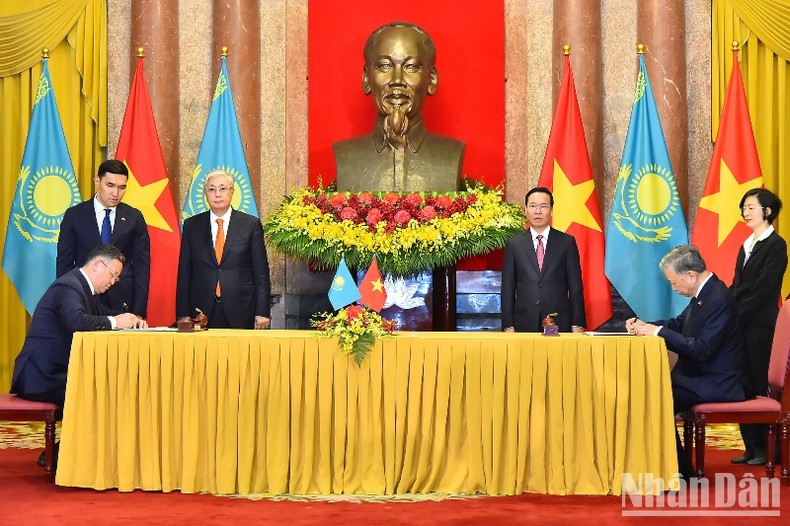 Chủ tịch nước Võ Văn Thưởng và Tổng thống Cộng hòa Kazakhstan Kassym-Jomart Tokayev chứng kiến Lễ ký Hiệp định giữa nước Cộng hòa xã hội chủ nghĩa Việt Nam và nước Cộng hòa Kazakhstan về chuyển giao người bị kết án phạt tù. Chủ tịch nước Võ Văn Thưởng và Tổng thống Cộng hòa Kazakhstan Kassym-Jomart Tokayev chứng kiến Lễ ký Hiệp định giữa nước Cộng hòa xã hội chủ nghĩa Việt Nam và nước Cộng hòa Kazakhstan về chuyển giao người bị kết án phạt tù.