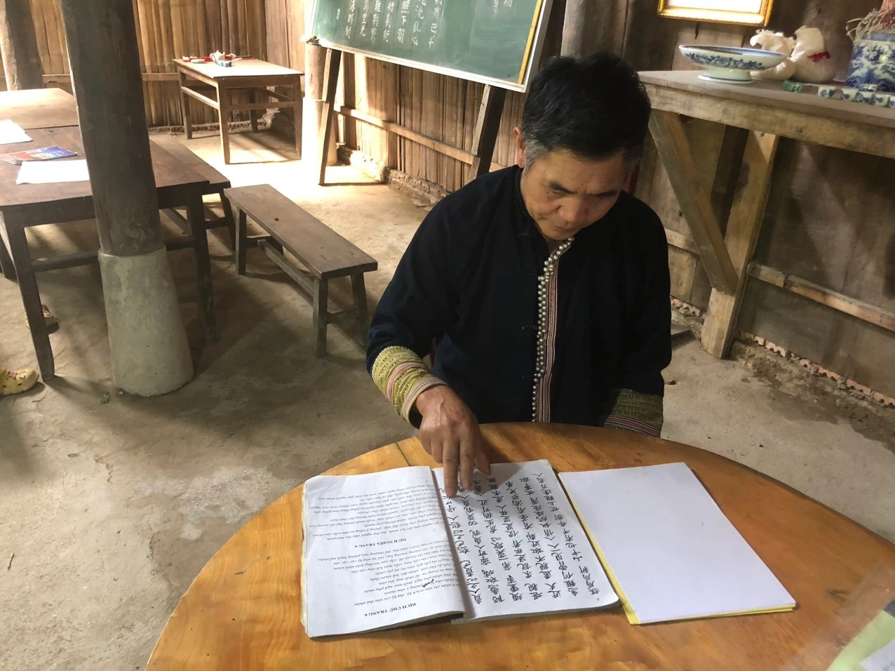 Ông Siệu miệt mài đi điền dã, sưu tầm các tài liệu.