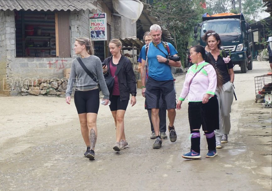 Khách quốc tế trải nghiệm tại Tả Van..JPG