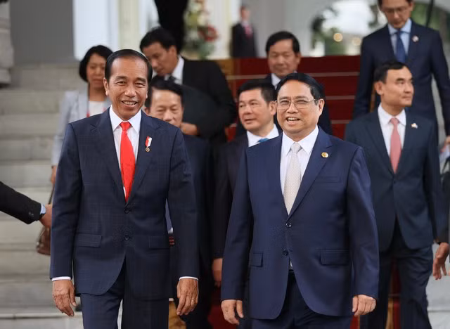 Thủ tướng Phạm Minh Chính và Tổng thống nước chủ nhà Hội nghị Cấp ASEAN 43 Indonesia Joko Widodo.
