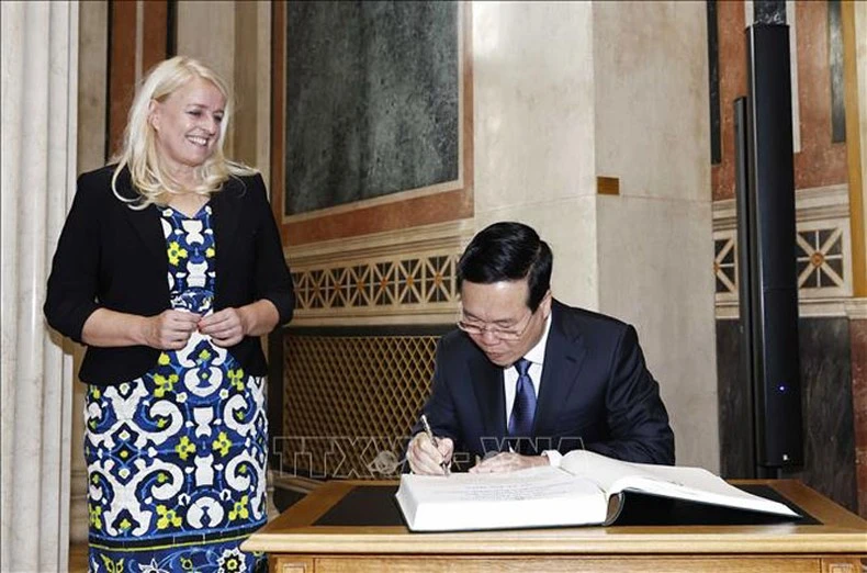 Chủ tịch nước Võ Văn Thưởng ghi lưu bút.