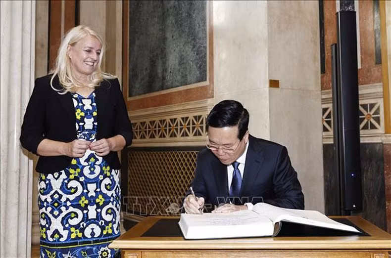 Chủ tịch nước Võ Văn Thưởng ghi lưu bút.