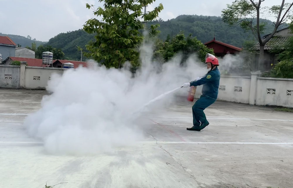 Thực hành sử dụng bình chữa cháy để dập lửa. Sử dụng bình chữa cháy dập lửa hiệu quả.jpg