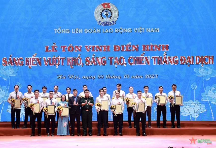 Trung tướng Nguyễn Văn Gấu, Ủy viên Trung ương Đảng, Phó chủ nhiệm Tổng cục chính trị Quân đội nhân dân Việt Nam và Phó chủ tịch Tổng Liên đoàn Lao động Việt Nam Ngọ Duy Hiểu trao giải thưởng 18 tác giả có sáng kiến xuất sắc mang lại giá trị làm lợi từ 30 tỉ đồng đến dưới 100 tỉ đồng.