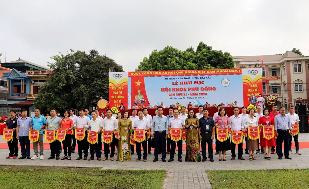 Trao cờ lưu niệm cho các đơn vị tham gia Hội khỏe.jpg