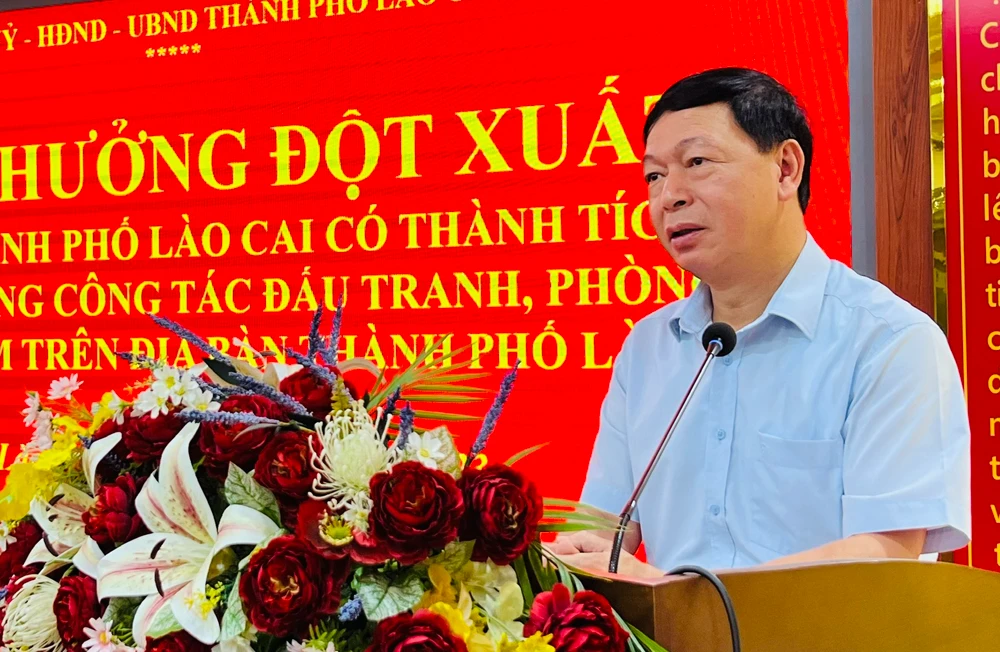 Ảnh 5. Đồng chí Đỗ Trường Sơn, Bí thư thành uỷ Lào Cai phát biểu chỉ đạo tại buổi trao thưởng.jpg