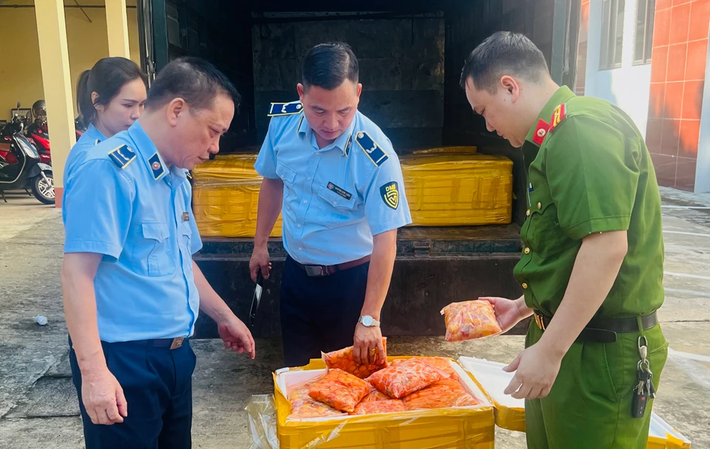 Ảnh 1. Lực lượng chức năng bắt giữ lô hàng trứng non đông lạnh không rõ nguồn gốc (2).jpg