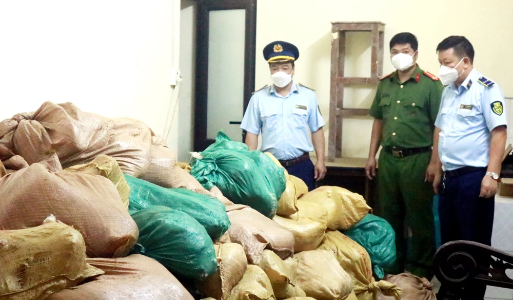 Ảnh 2. Đội QLTT số 2, Cục quản lý thị trường phối hợp cùng Đội điều tra Công an huyện Bát Xát thực hiện khám Lô hàng gồm 87 bao xác rắn bên trong chứa 2030 kg chân gà và 1015 kg thịt bò..jpg