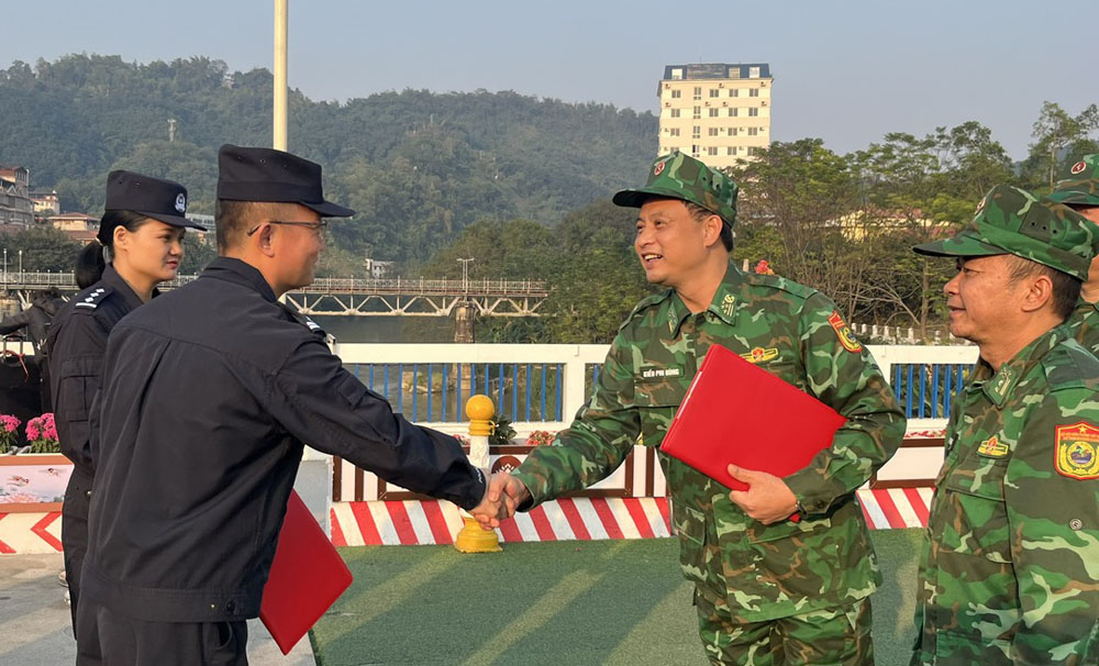Chỉ huy trưởng tuần tra của hai bên ký kết biên bản kết thúc đợt tuần tra. chi-huy-truong-tuan-tra-cua-hai-ben-ky-ket-bien-ban-ket-thuc-dot-tuan-tra-6930.jpg