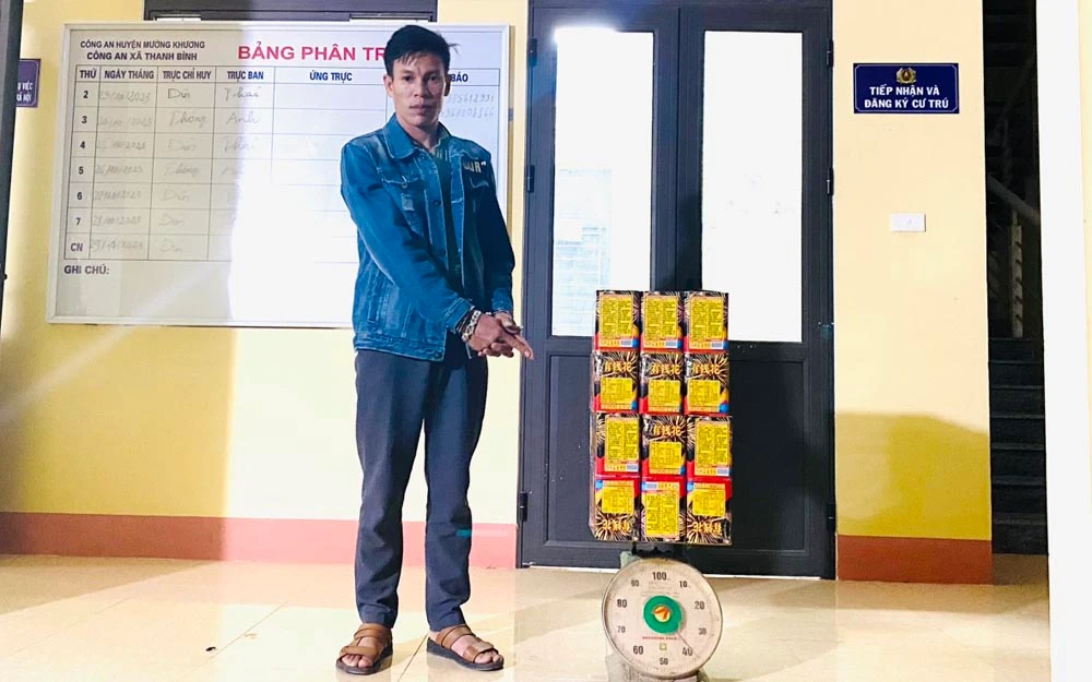 Sền Khấy Trường cùng tang vật.jpg