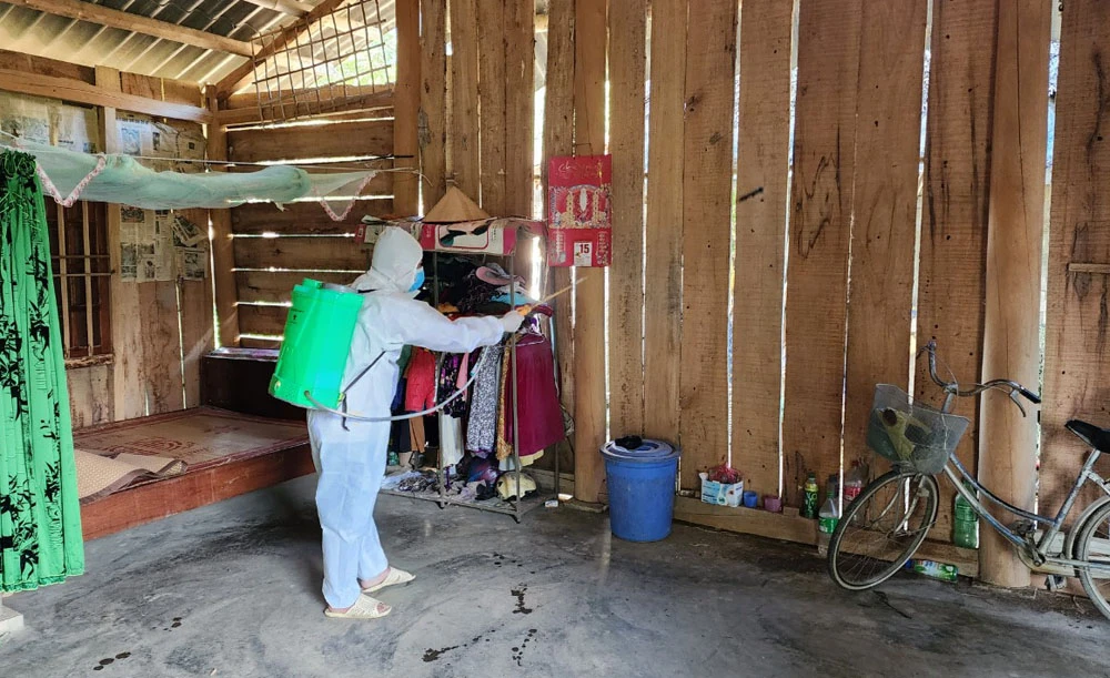 Phun thuốc diệt muỗi.jpg