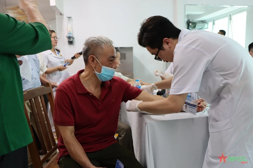 Bác sĩ Bệnh viện Quân y 354 khám sức khỏe, cấp thuốc miễn phí cho hội viên Hội Người cao tuổi quận Ba Đình, TP Hà Nội.