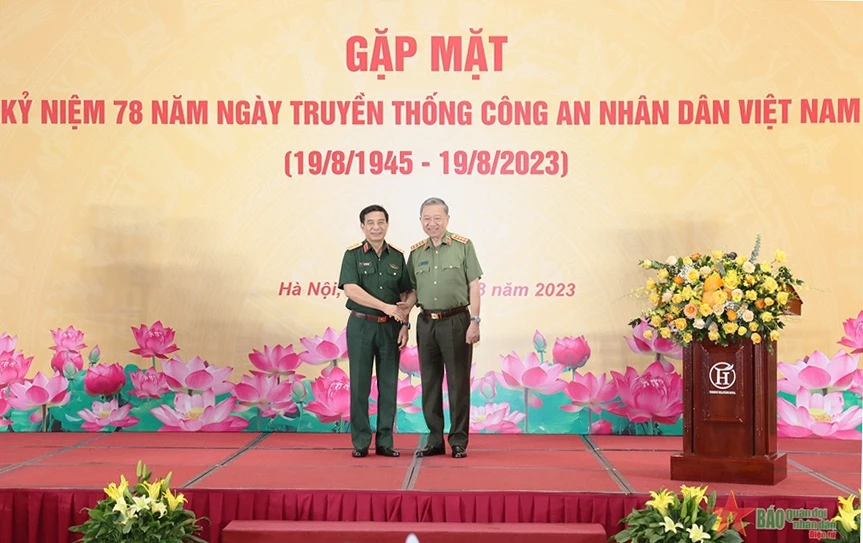 Đại tướng Phan Văn Giang chúc mừng Đại tướng Tô Lâm nhân dịp kỷ niệm 78 năm Ngày truyền thống lực lượng Công an nhân dân.