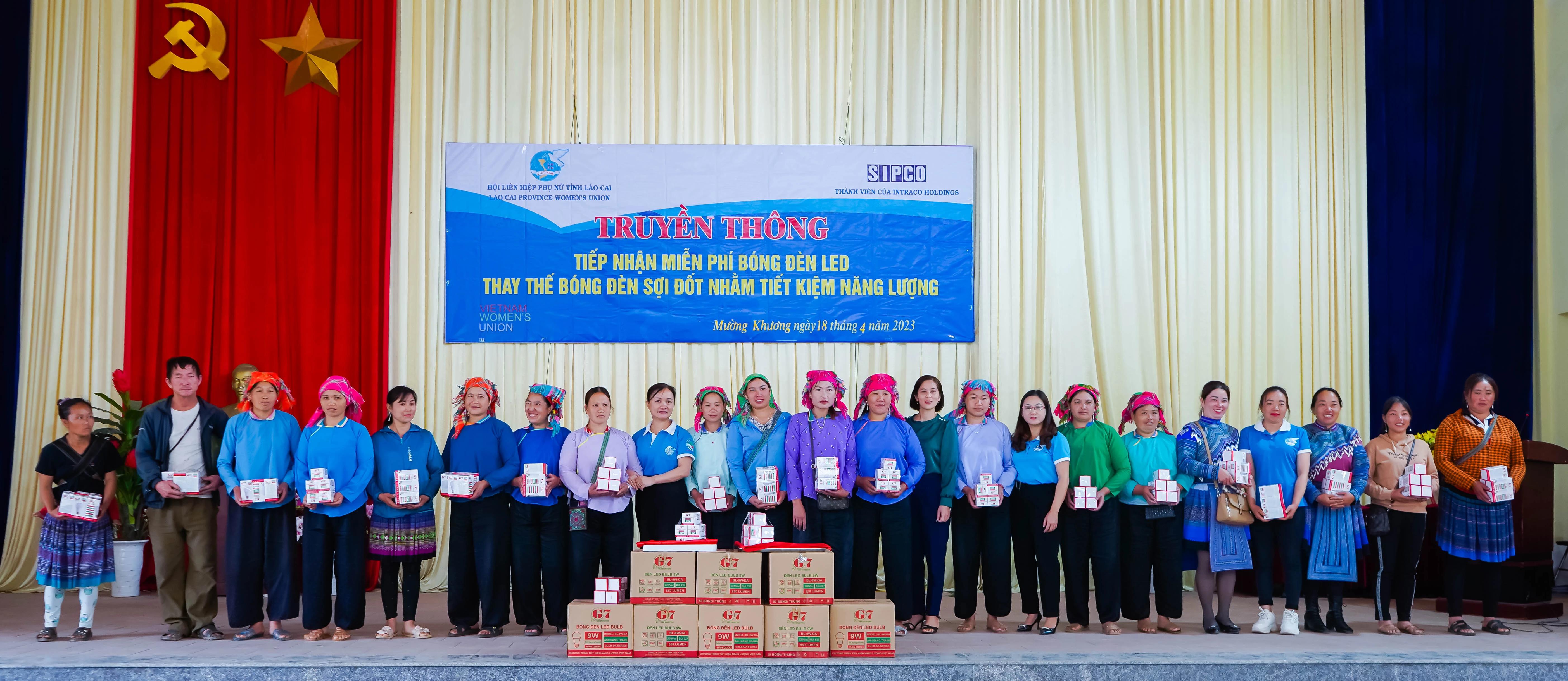 Hội LHPN Tỉnh tặng bóng đèn LED cho hội viên, phụ nữa xã Nậm Chảy 2.jpg