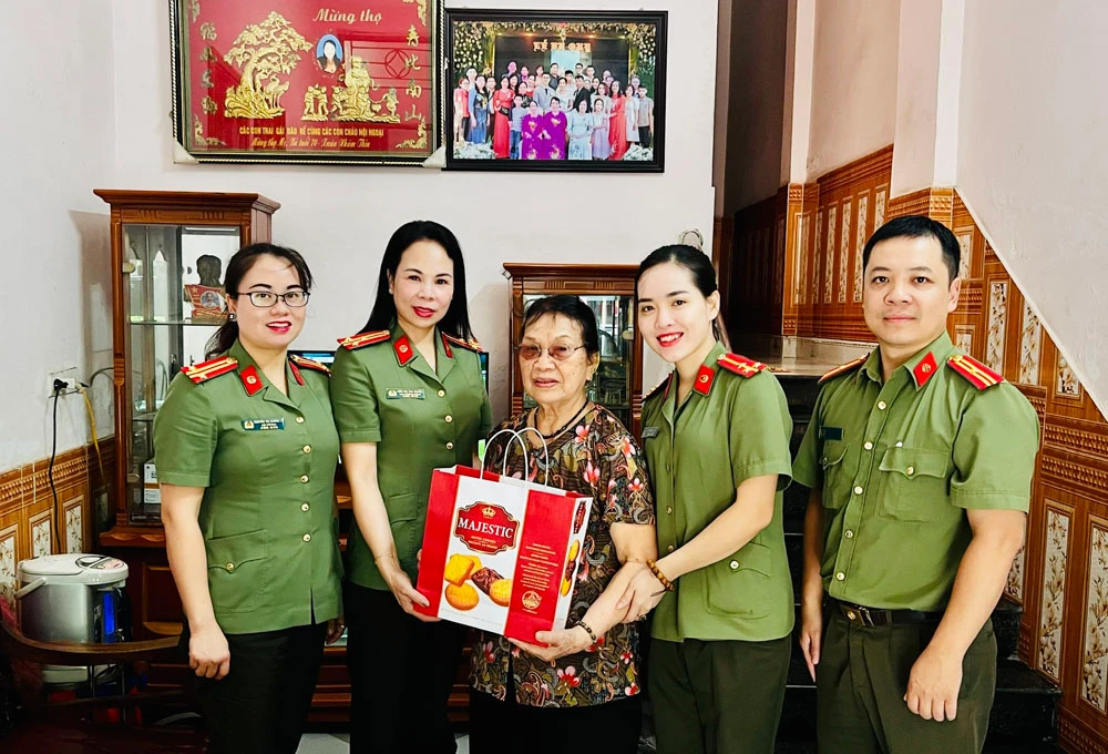 Ảnh 3. Một số hình ảnh đoàn công tác thăm hỏi, tặng quà các gia đình chính sách trên địa bàn (1).jpg